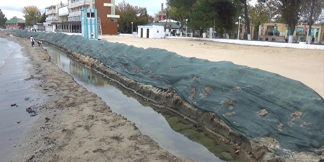 Анапа. «Новая угроза»: 900 тонн мазута или нет? Курорт снова построил защитные валы