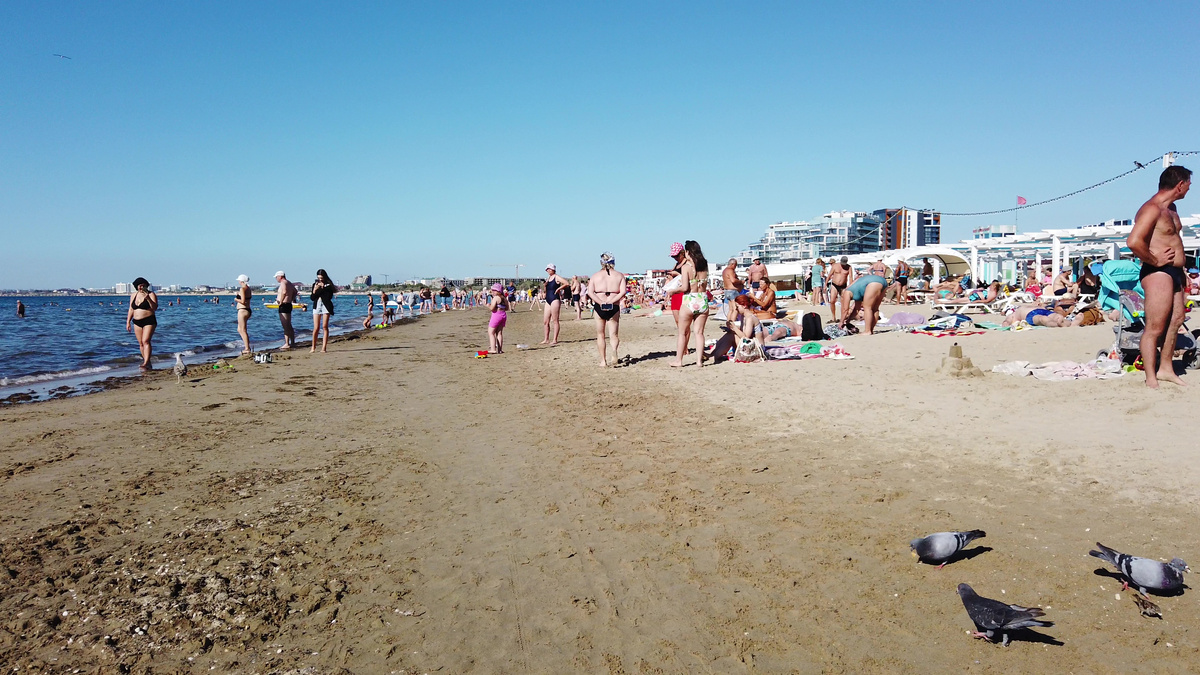 Берег Анапы в конце сентября 2025