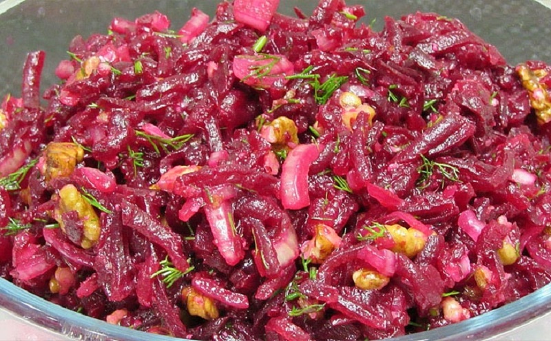 Свекольный салат с орехами и зеленью: витаминная альтернатива винегрету