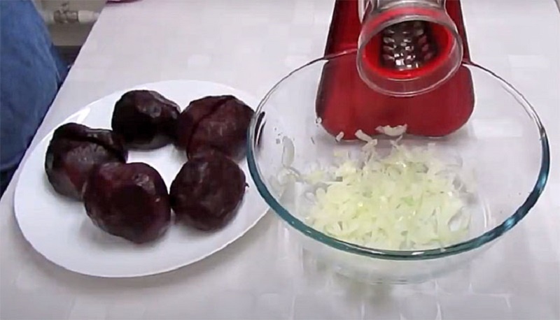 Свекольный салат с орехами и зеленью: витаминная альтернатива винегрету