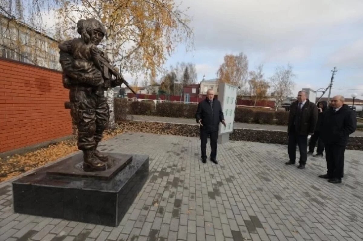    В Сурском установили два памятника - пограничникам и участникам СВО