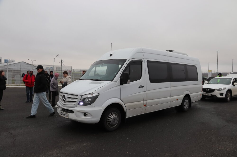 
Наш микроавтобус на парковке у стадиона.