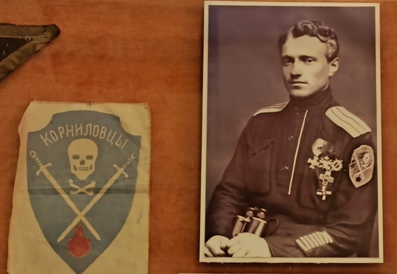 Нарукавный знак корниловских частей. Командир 2-го Корниловского полка Левитов.