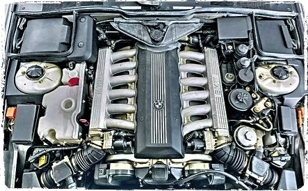 Вот он, «виновник» сговора. V12 от BMW. Он мог ехать 300, но ему «завязали» 250. Официально — ради безопасности. Неофициально — чтобы не пугать политиков и экономить на ресурсе.