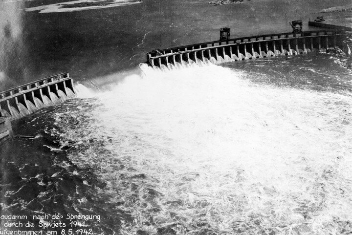 Вид на водосливную плотину ГЭС после взрыва 18 августа 1941 года (съемка с самолета 8 мая 1942 года)