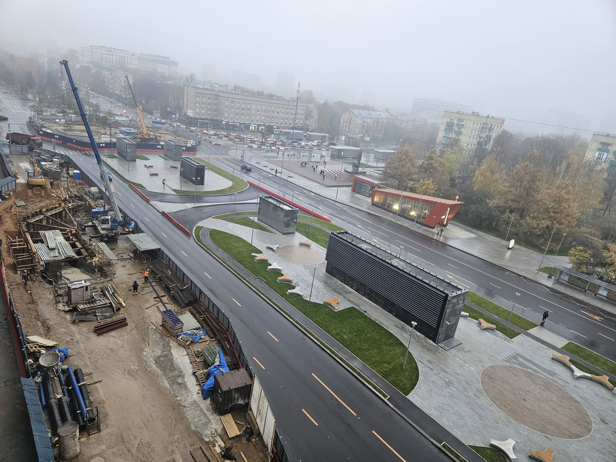 📷 1.1: Залиты ступени лестничного схода выхода в город западного вестибюля у д. 24 по ул. Дмитрия Ульянова.