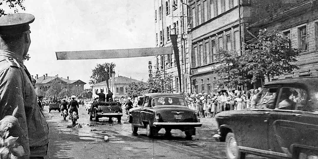 Кортеж с космонавтами Леоновым и Беляевым на улице Мира, 1965 год