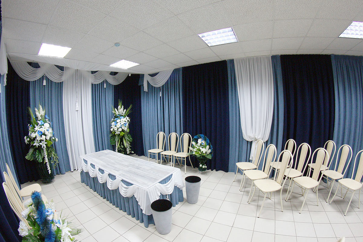 Траурный зал Похоронной городской службы Краснодара: здесь проводятся церемонии прощания перед отправкой тел на кремацию.