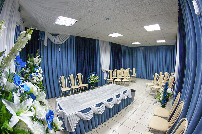 В прощальном зале могут разместиться несколько десятков человек - родственники, близкие, друзья и сослуживцы усопшего. Стандартная церемония прощания длится, как правило, 30-40 минут. Также в зале проводятся религиозные церемонии прощания.