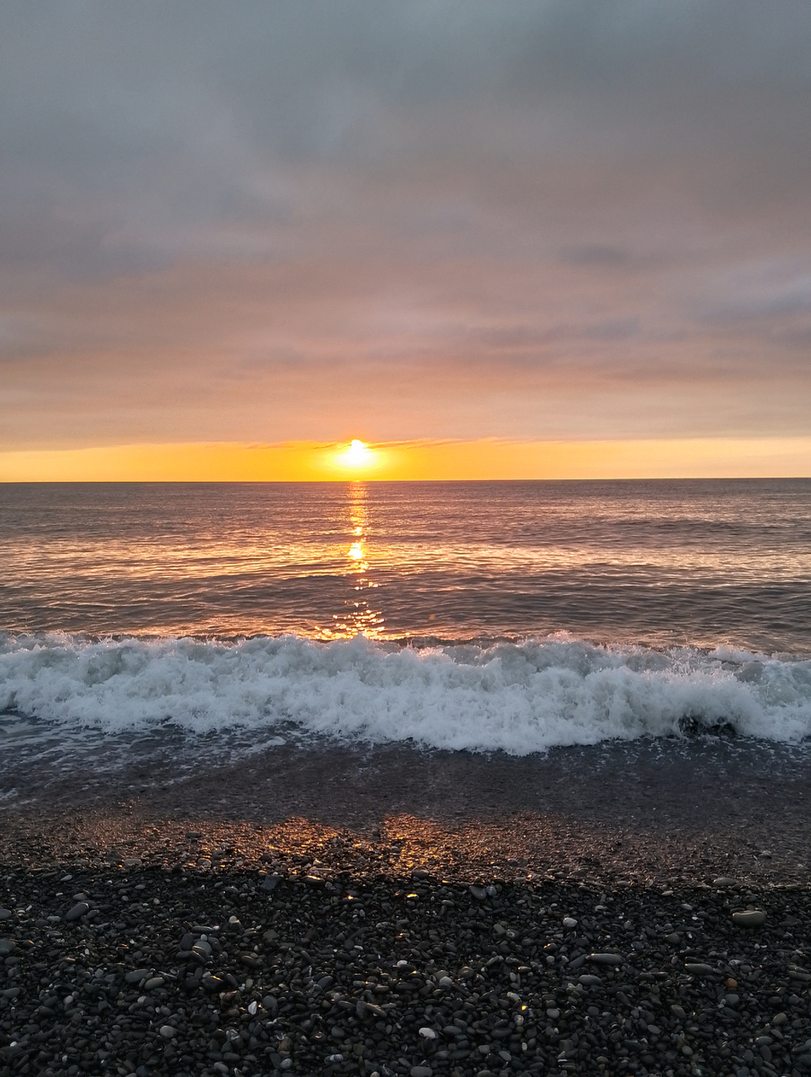 Закат на море после того, как целый день лил дождь. Фото автора 