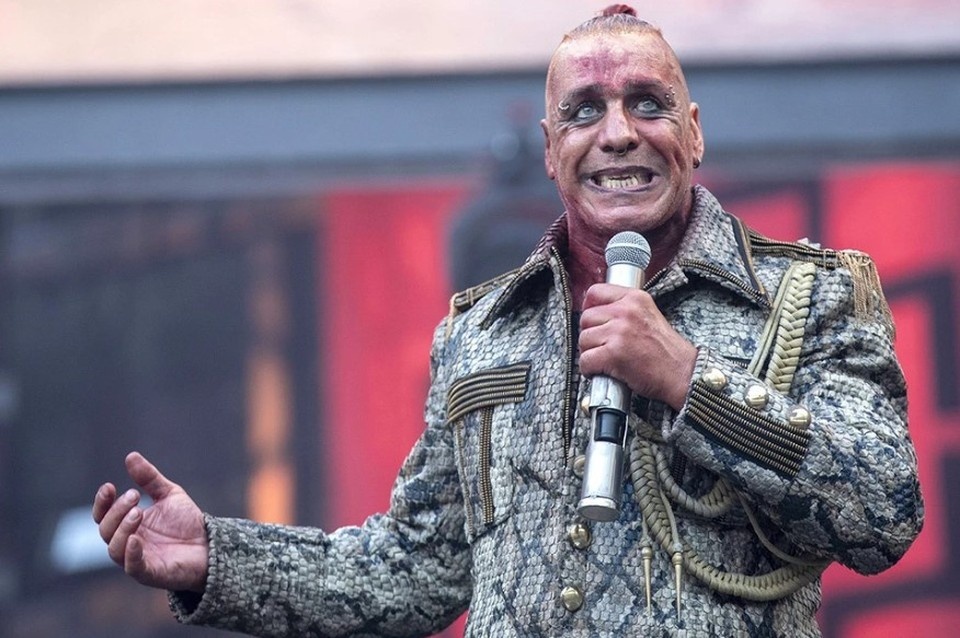    В Лейпциге 400 человек вышли на протест из-за рокера Тилля Линдеманна GLOBAL LOOK PRESS