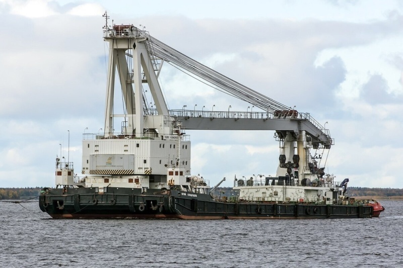    В Севастополе перевернулся плавучий кран. Два человека погибли