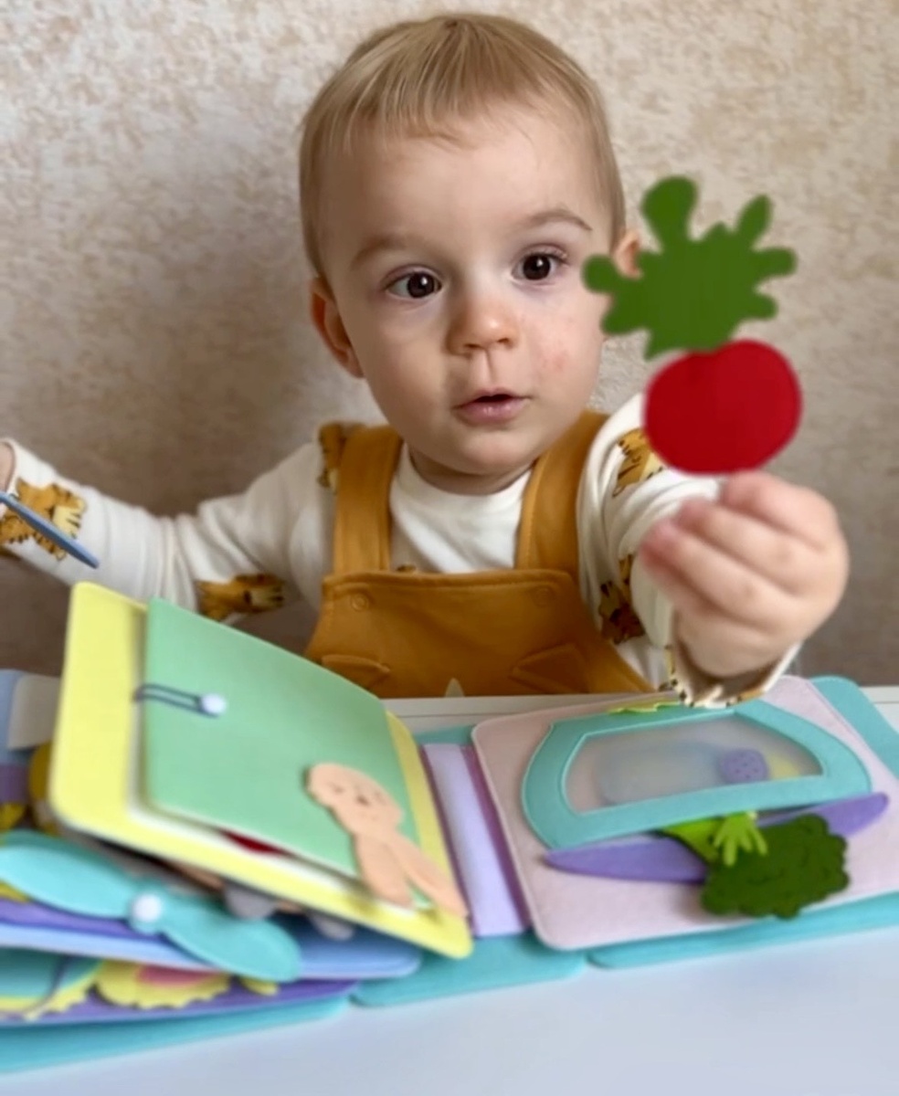 Малыш на фото изучает книжку-игрушку MimiBabyBook с планшетами N3+N4