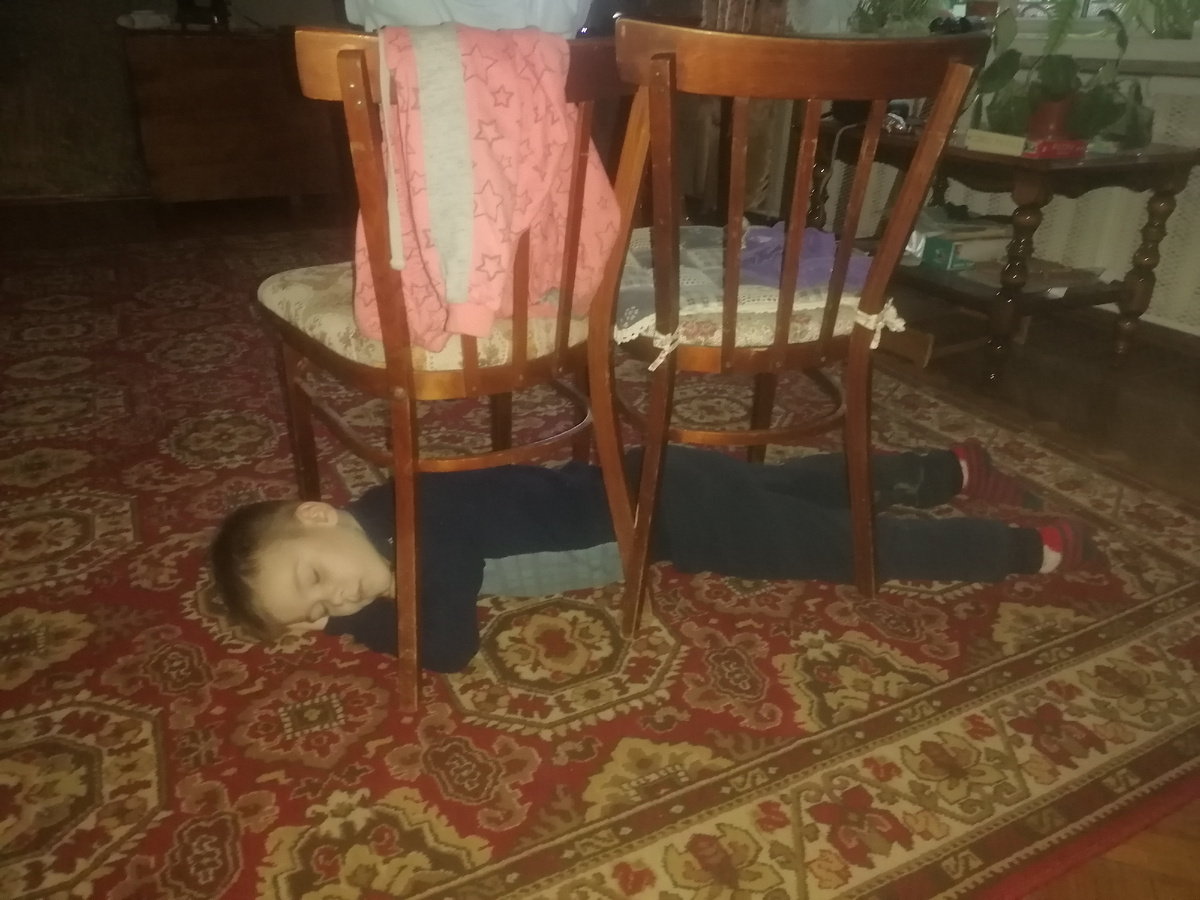 Наш Мурзик. Любитель спать на ковре.