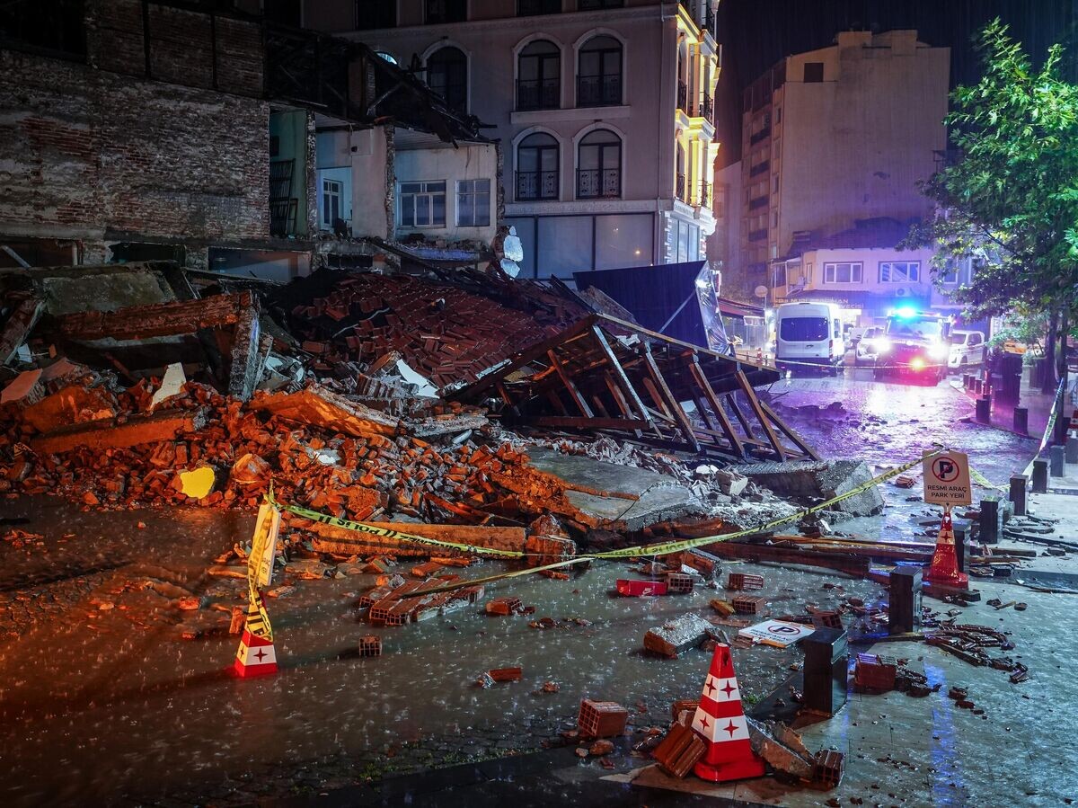    Последствия землетрясения в турецком городе Сындыргы© Getty Images / Anadolu/Sergen Sezgin