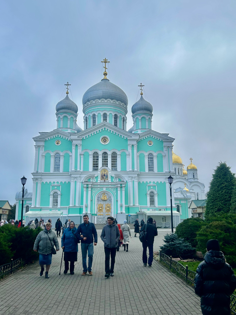 Рака с мощами преподобного Серафима Саровского установлена в Троицком соборе