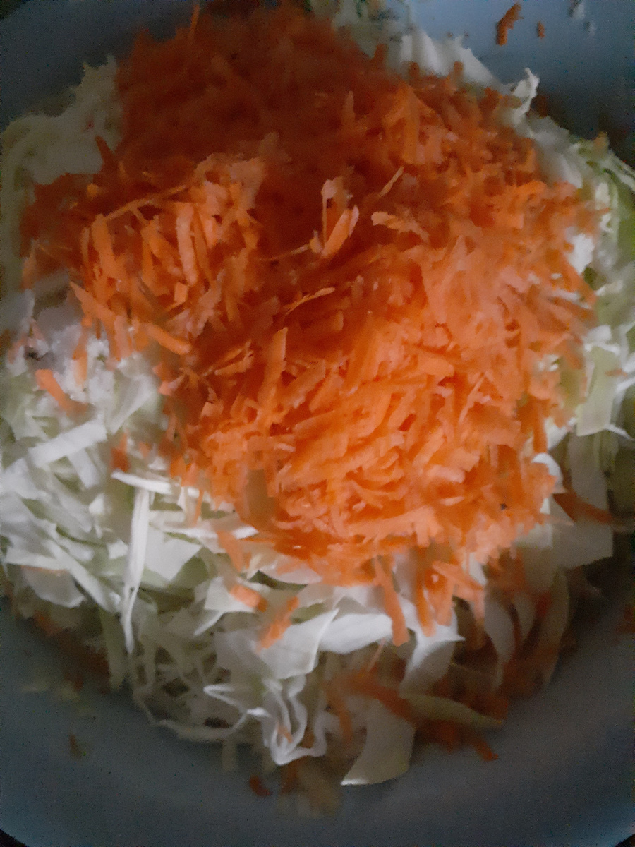 Личное.На большой таз две горсти моркови. Мну руками и перекладываю в ведро. Когда ведро наполняется, под гнёт, чтобы сверху капуста была покрыта рассолом. И держу (обязательно !!!)3-5 дней, при комнатной температуре.