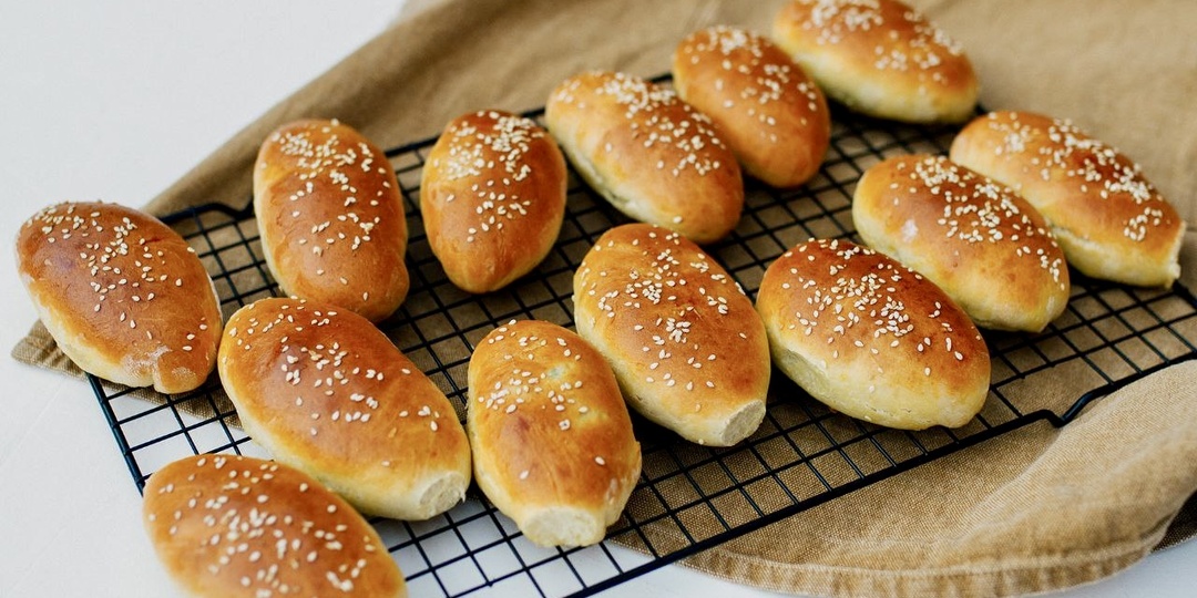 Быстрые пирожки с зеленым луком и яйцом