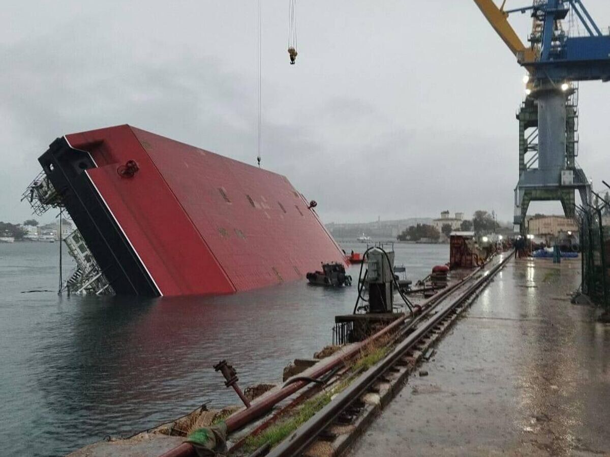    Плавучий кран перевернулся в Севастополе © Фото : Следком Крыма и Севастополя/Telegram
