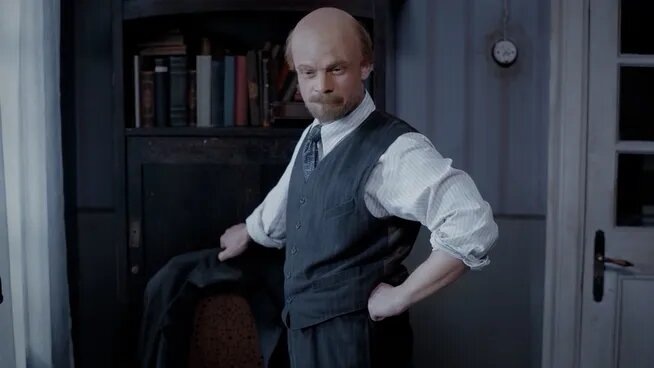 Кто эта лобастая кукла - Ленин?