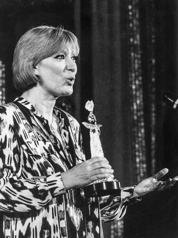 Екатерина Васильева получает премию "Хрустальная Турандот" за лучшую женскую роль