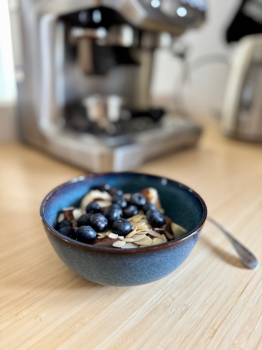 Завтрак с бананом и ягодами 