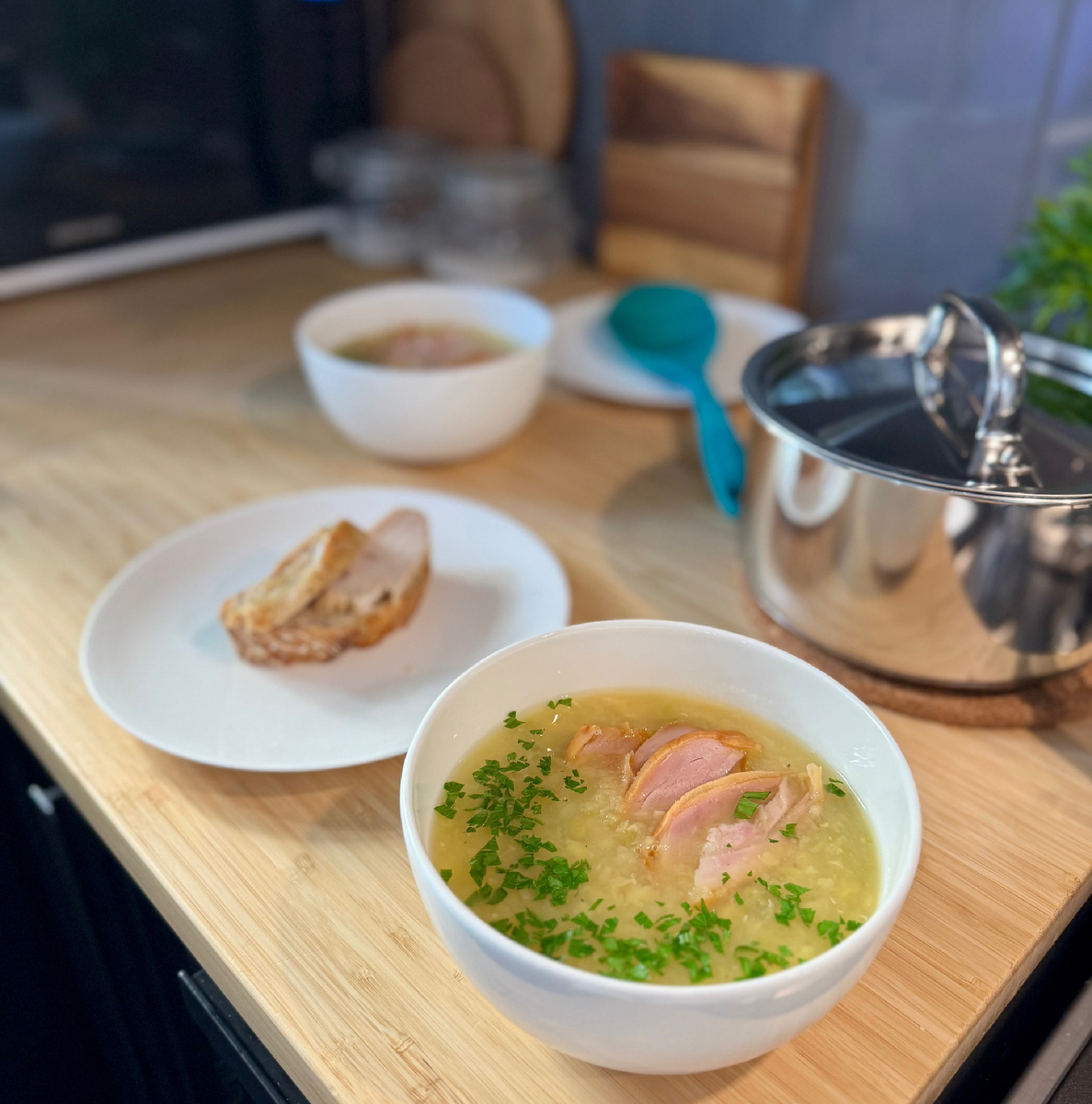 Гороховый супчик с копченой курицей и бутерброд 