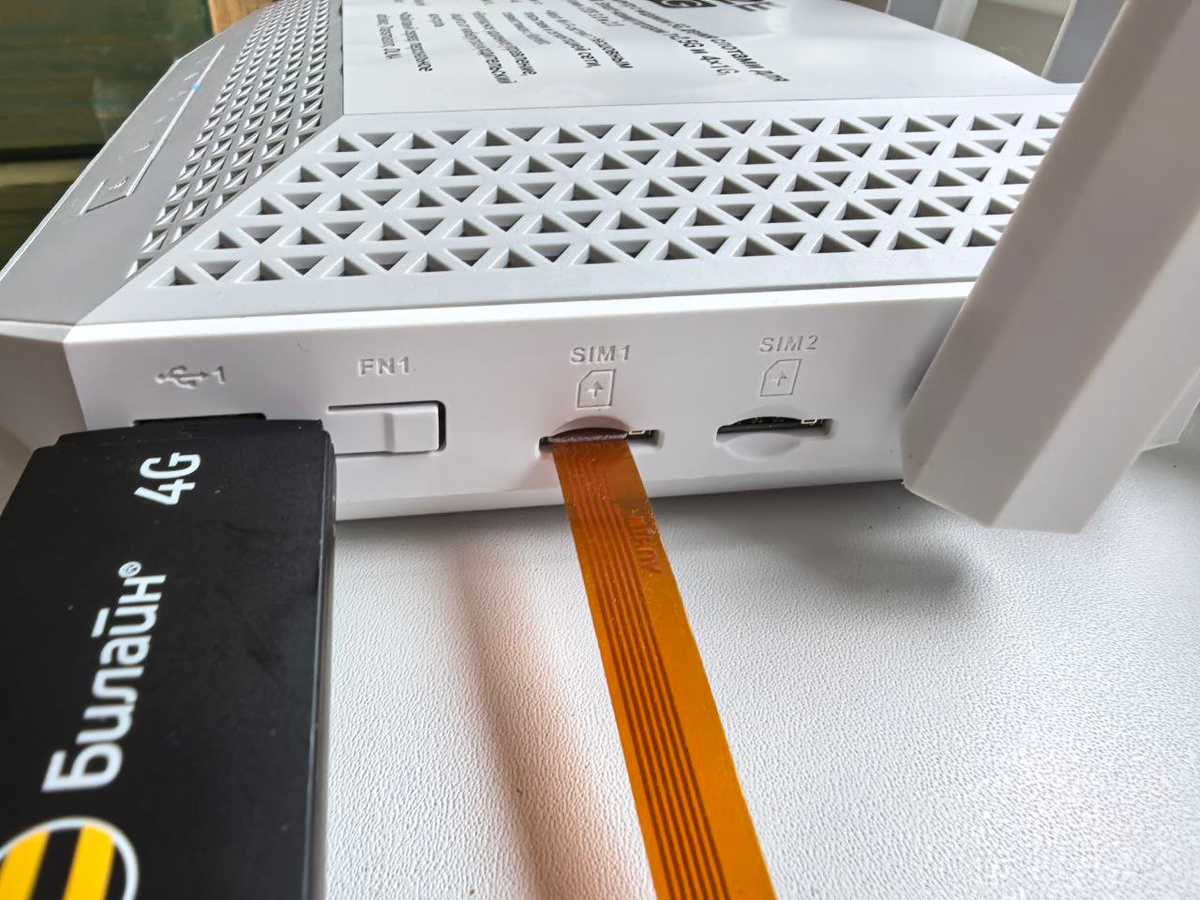 Второй модем нужен, чтобы использовать сети двух операторов одновременно: слотов для сим-карт хоть и два, но работают они поочерёдно, как в смартфонах. Слоты имеют формат nanoSIM (4FF), а модемная симка Yota - microSIM (3FF), поэтому, чтобы не заниматься художественным вырезанием и не ездить в салон за новой симкой, мне проще было вставить вот такой адаптер. По крайней мере, на время.