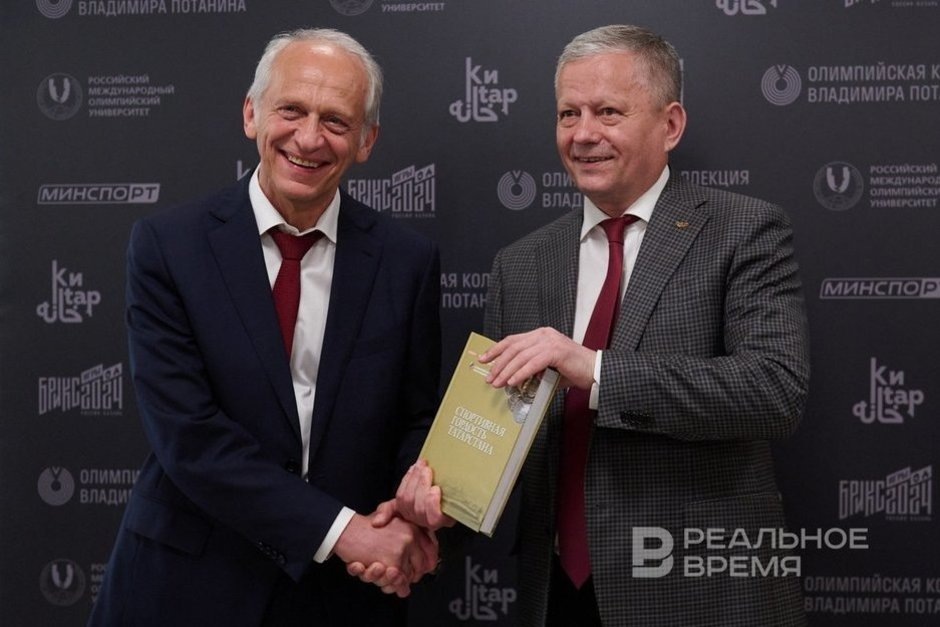    Марат Бариев презентует Александру Дюкову книгу о спортивных легендах Татарстана. Динар Фатыхов / realnoevremya.ru