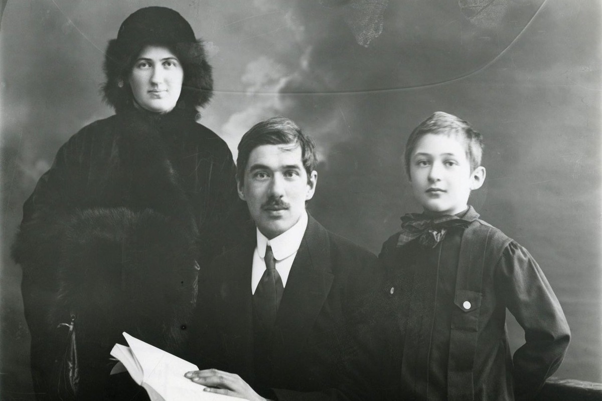    Корней Чуковский c женой и сыном Николаем. общественное достояние