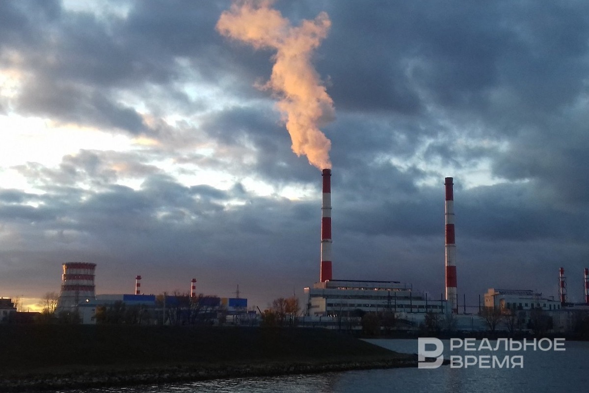    В 1990-е годы изношенное генерирующее оборудование ТЭЦ, линии электропередачи и трубопроводы то и дело выходили из строя, оставляя без света и горячей воды целые кварталы. Арсений Фавстрицкий / realnoevremya.ru