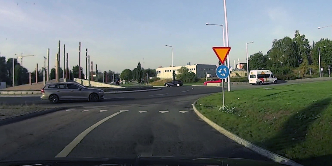 Какой поворотник включать при въезде на кольцо: простыми словами