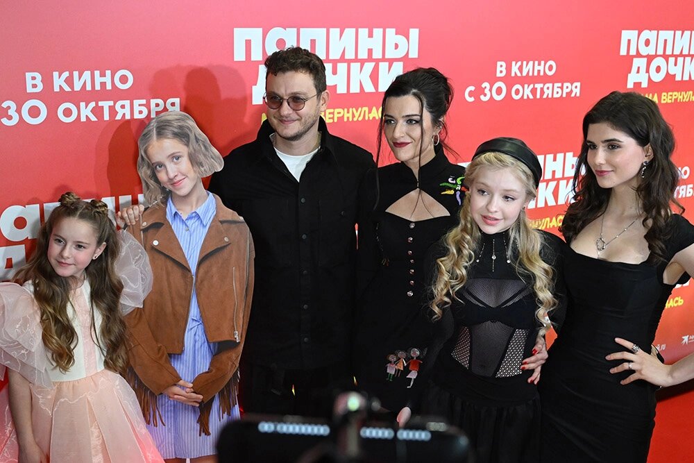  Актеры Полина Айнутдинова, Филипп Бледный, Анастасия Сиваева, Ева Смирнова и Полина Денисова (слева направо). Фото: рИА Новости/ Алексей Майшев