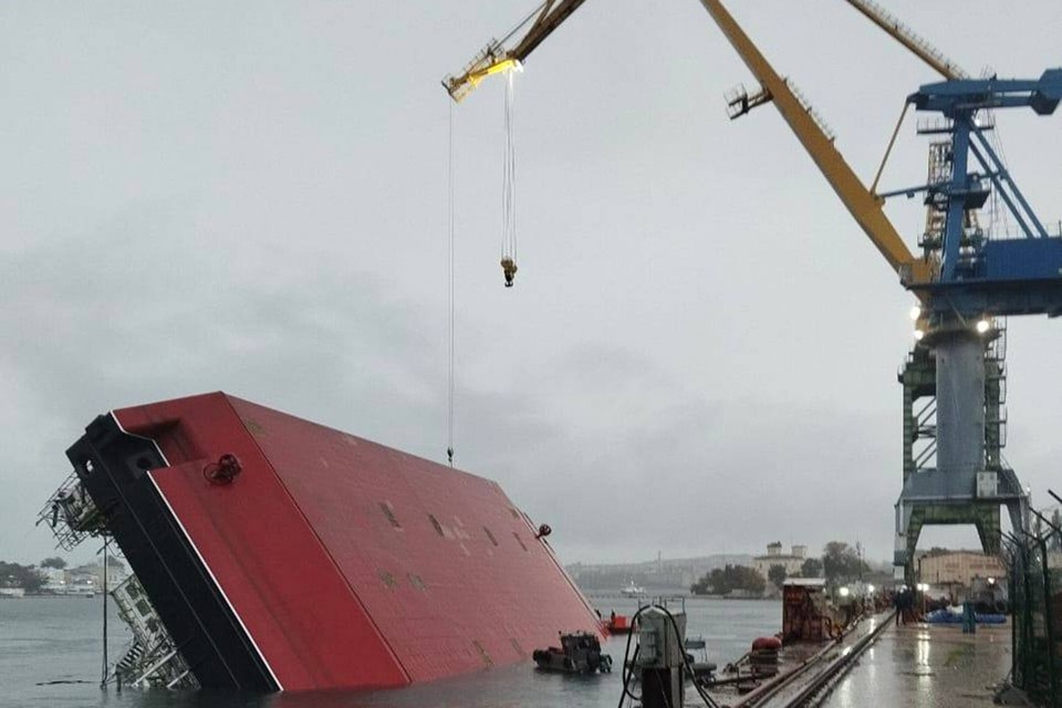    Следственный комитет: плавучий кран опрокинулся при проведении испытаний. Фото: Следственный комитет.