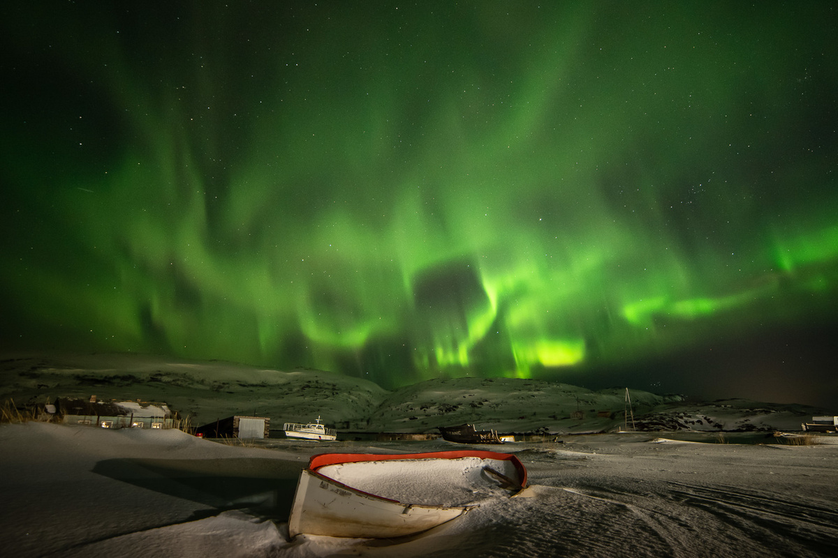 Благодаря своему расположению за пределами города, Териберка обеспечивает минимум светового загрязнения, что критически важно для наблюдения за северным сиянием