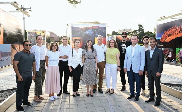 В центре слева направо: основатель и руководитель Общественного объединения IDEA Лейла Алиева, создатели проекта Игорь Бышнёв и Наталья Тетеревская, координатор проекта Хикмет Нагдалиев (третий справа). Фото: Azertag