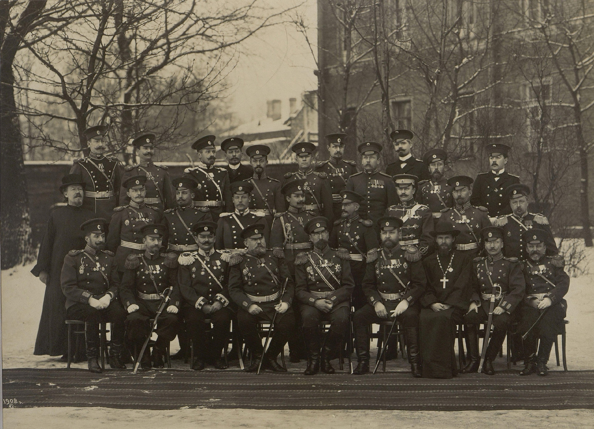 Группа преподавателей и курсовых офицеров Павловского военного училища. 1908 год.
