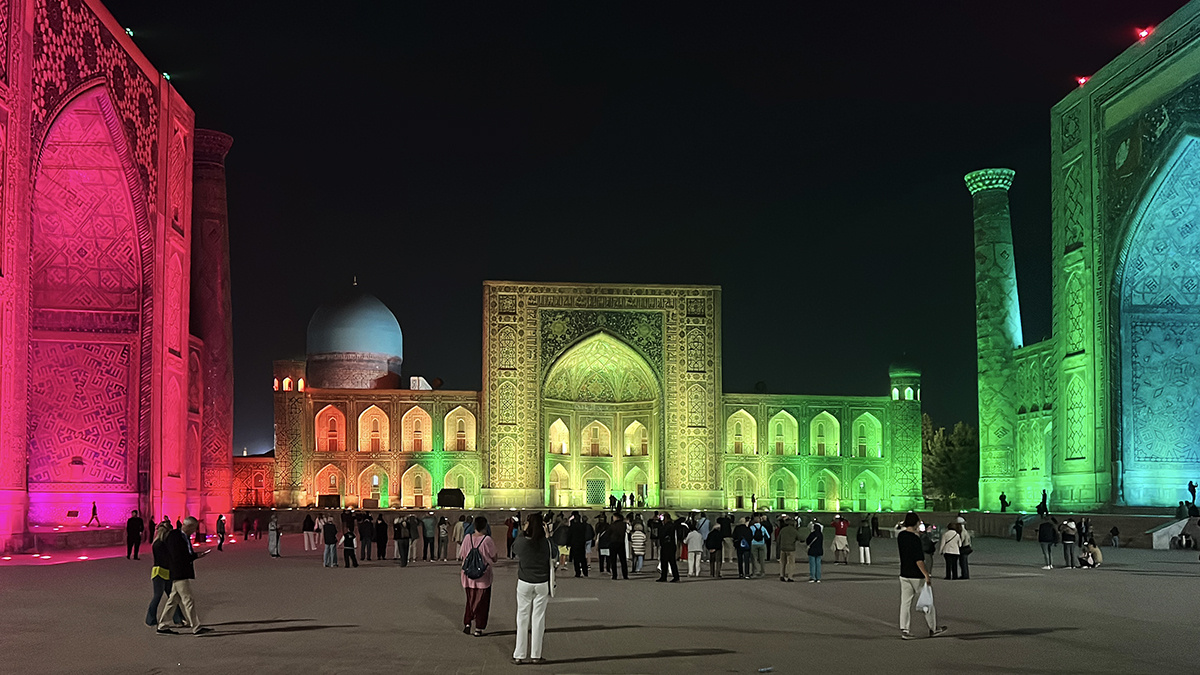 Светомузыкальное шоу на площади Регистан, Самарканд. Фото автора