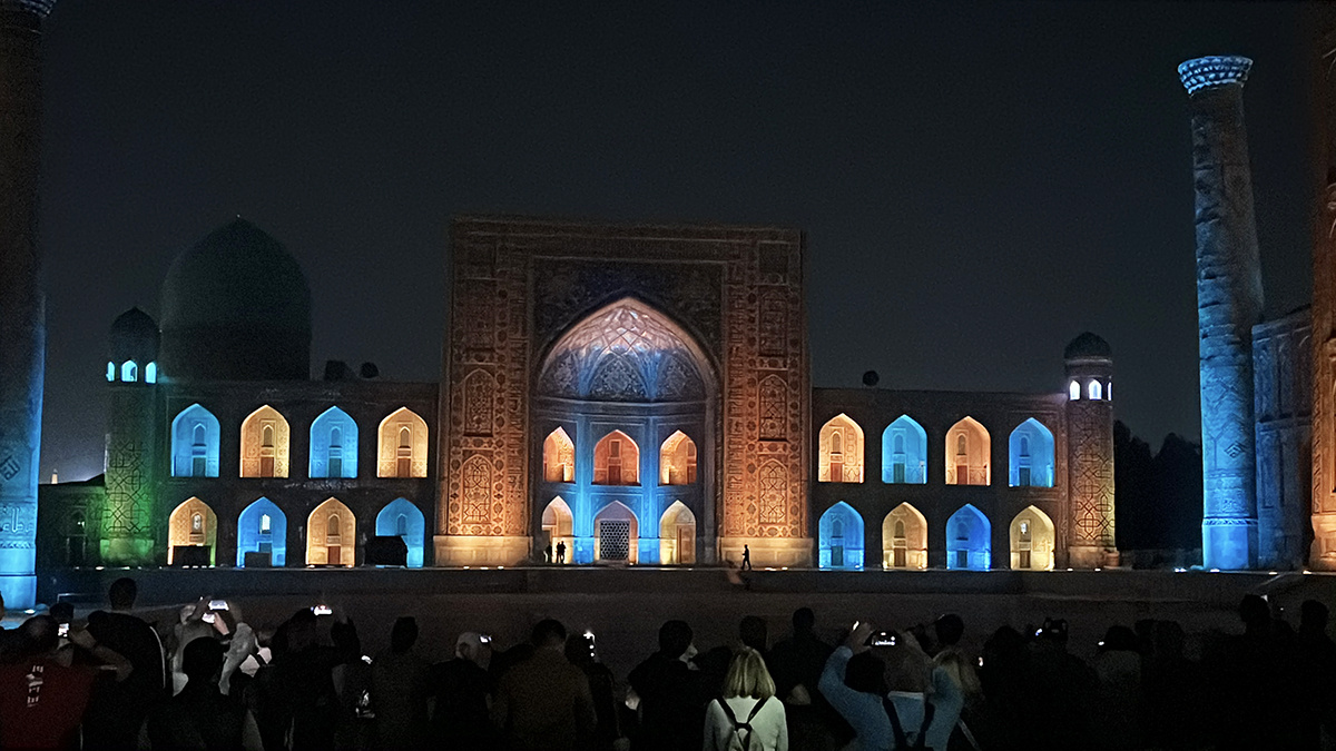 Светомузыкальное шоу на площади Регистан, Самарканд. Фото автора
