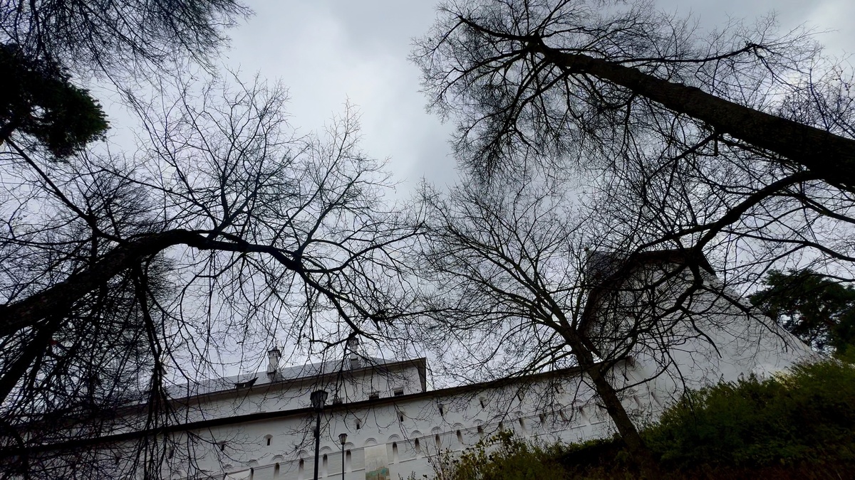 Белые стены, купола и вид на холмы — символ спокойствия и уюта.