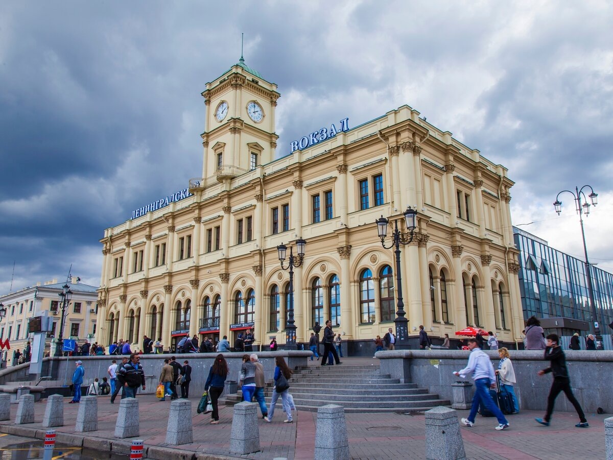 Пошаговая инструкция, как добраться до Ленинградского вокзала на метро, автобусе или такси. Разбираем выходы из «Комсомольской», ночные маршруты и схемы прохода во время ремонта, чтобы вы не опоздали на поезд.