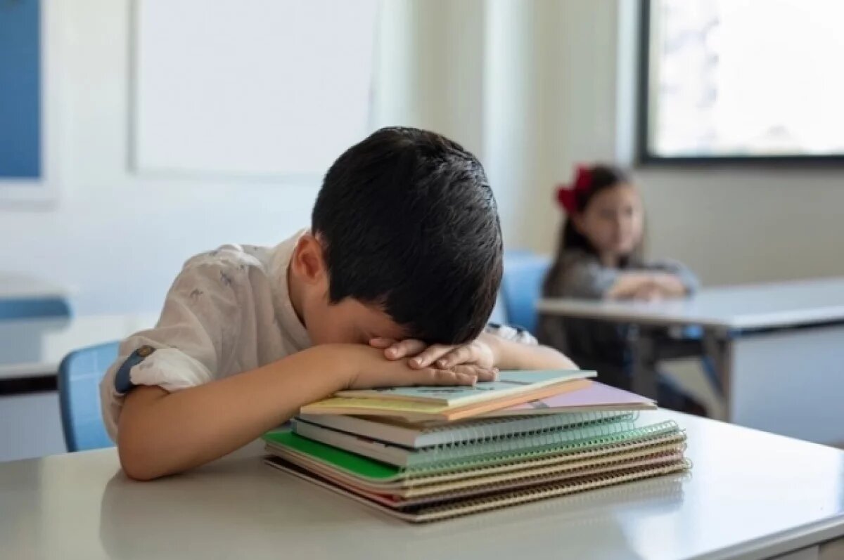    Среди причин, по которым ребёнок не любит школу, могут быть как конфликты с учителями и одноклассниками, так и родительский настрой.