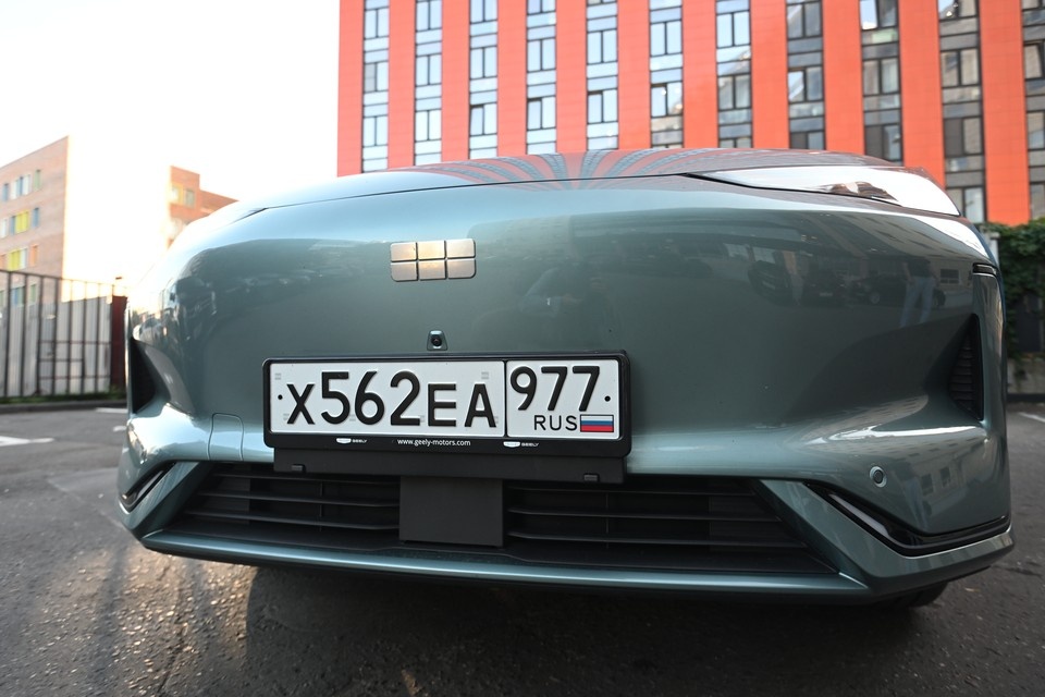    Россияне. получившие автомобильный номер до того, как стало обязательным изображение на нём государственного флага, могут не менять его. Евгения ГУСЕВА