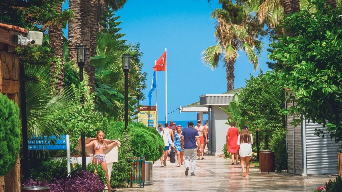 Курорты с системой «все включено» являются основой пляжного туризма Турции (концепция «солнце, море и песок»), особенно в таких регионах, как Анталья и Мармарис, где отели предлагают роскошный, но при этом доступный отдых. Фото: 1MI