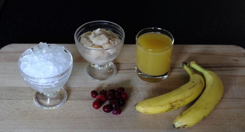    Приготовление смузи с клюквой и бананом / Медиасток.рф