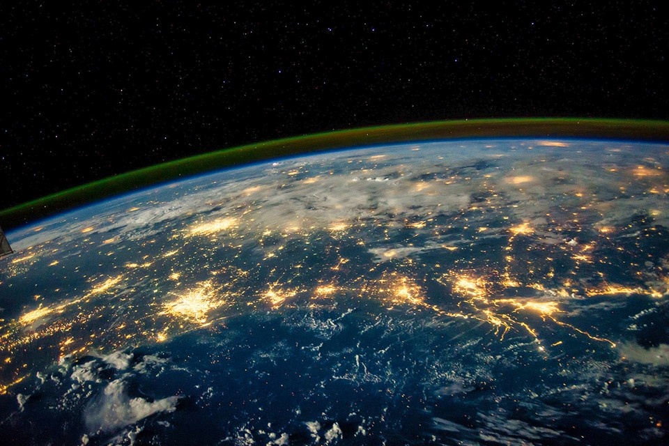    Земляне сияют своими мегаполисами на все окрестности - никакой светомаскировки, будто одни во Вселенной. Фото: BEST-BACKGROUNDS/Shutterstock/Fotodom