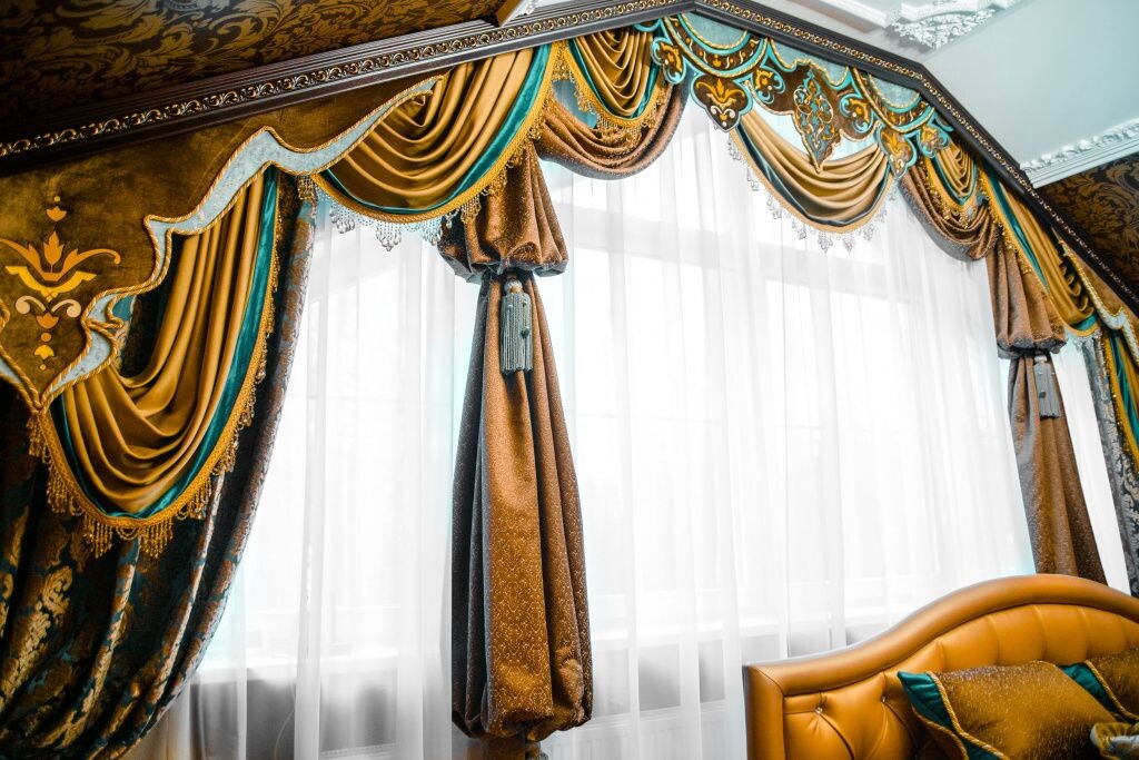 Что же такое ламбрекены? Как их сочетать со шторами? 