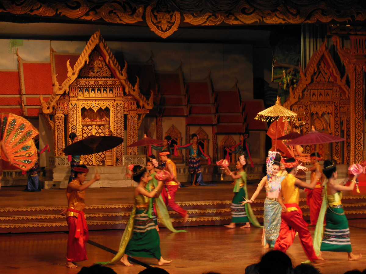  Здесь тебе и таиландский бокс, и народные танцы...