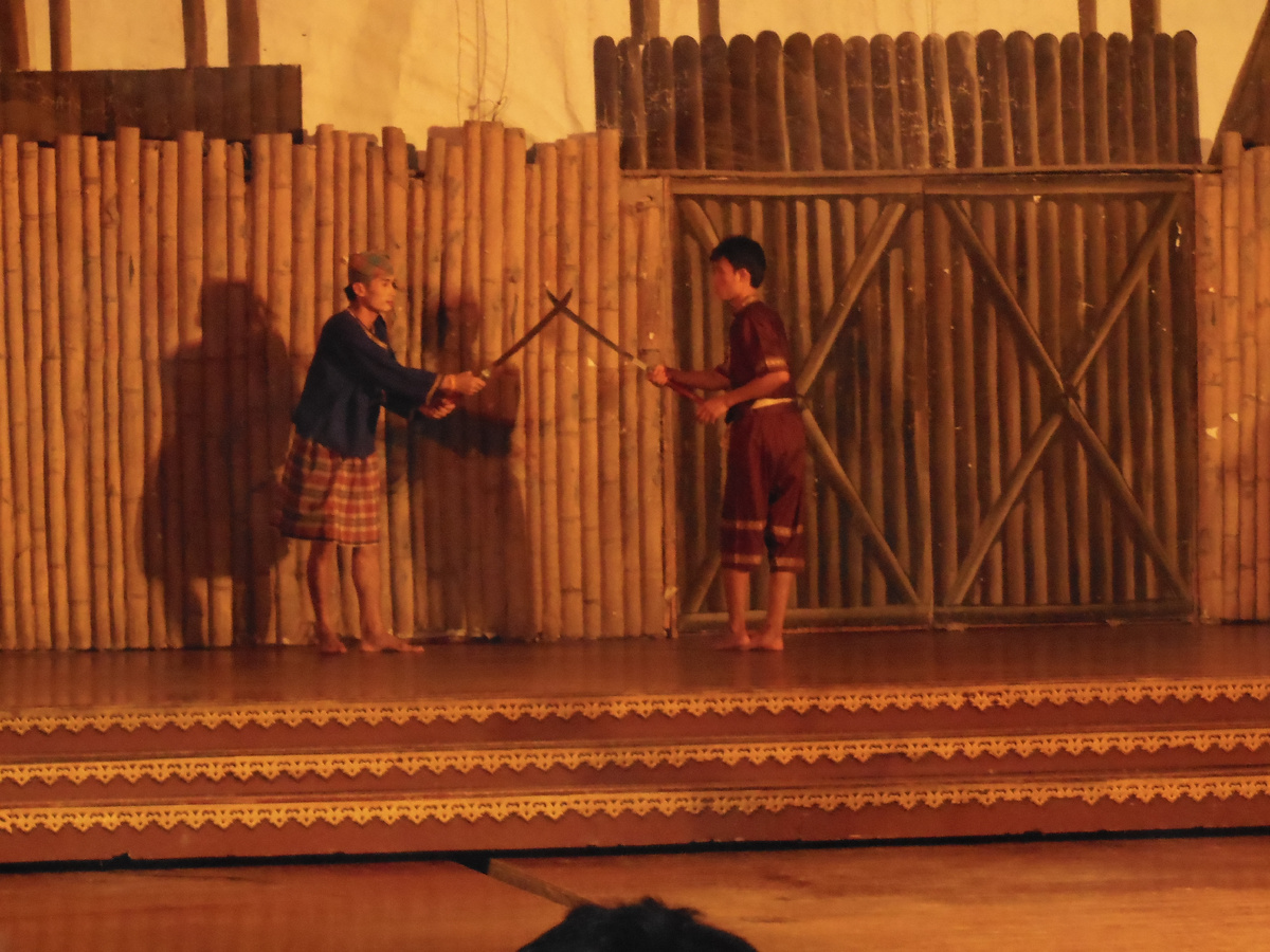 ...и батальные сцены из истории народа