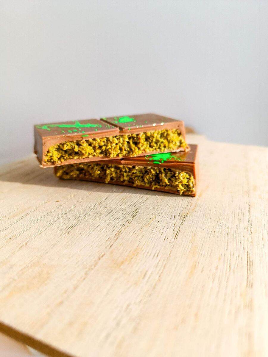 Вот так выглядит 👇 классика она состоит из толстого натурального темного шоколада 🍫 , а внутри дробленные фисташки 🌿 И ВСЕ ЭТО ИЗ НАТУРАЛЬНЫХ ИНГРЕДИЕНТОВ 🥘